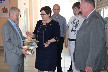 Депутаты посетили социальные учреждения Гая и Медногорска