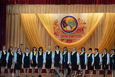 Педагоги принимают поздравления с профессиональным праздником