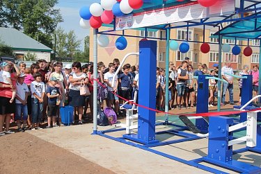 В подарок от депутата спортивная площадка и школьные ранцы