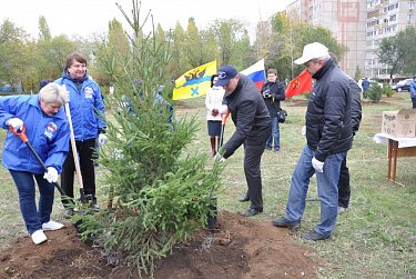 На субботнике в сквере имени Александра Прохоренко