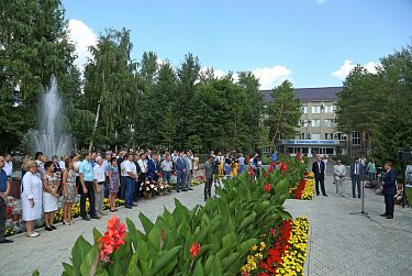 В память о прославленном газовике установили памятник 