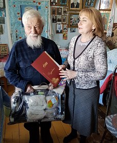 Депутат поздравил ветерана-фронтовика