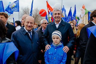 Праздник Весны и Труда Оренбург встретил шествием