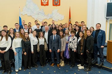 Для студентов ОГУ провели экскурсию по областному парламенту