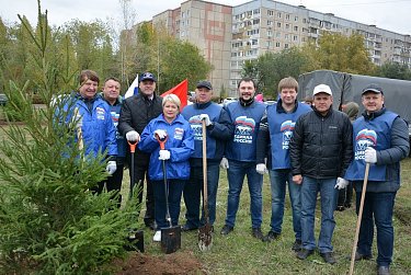 На субботнике в сквере имени Александра Прохоренко