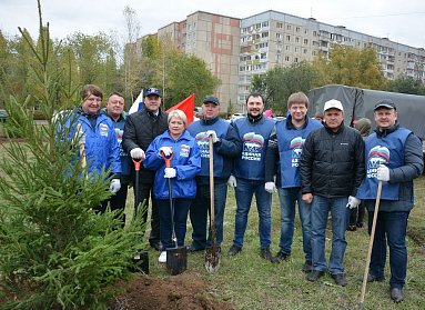 На субботнике в сквере имени Александра Прохоренко