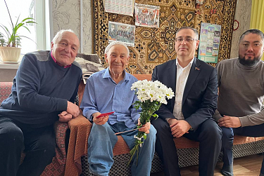 Максим Амелин навестил ветерана