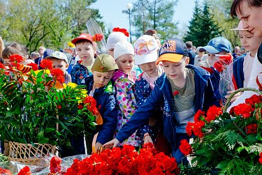 Торжественная церемония началась с минуты молчания