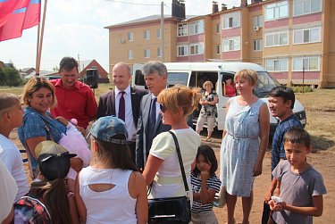 В подарок от депутата спортивная площадка и школьные ранцы