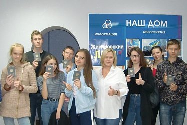 Татьяна Казармщикова поздравила первых выпускников трудовой смены 