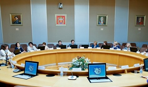 Награды победительницам конкурса «Женщина – героиня и созидательница»