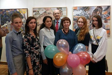 Сергей Романенко посетил выставку оренбургской художницы