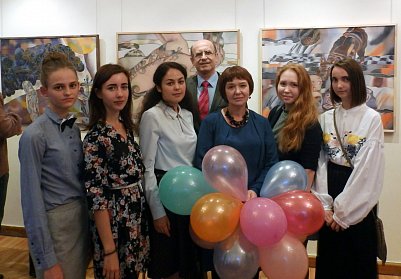 Сергей Романенко посетил выставку оренбургской художницы