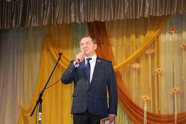 Упорно трудиться - будет хлеб в закромах водиться