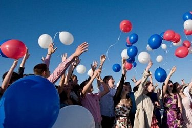 Выпускники прощаются со школой