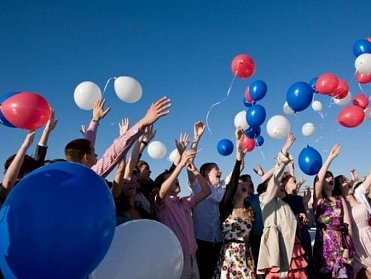 Выпускники прощаются со школой
