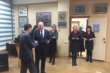 Депутаты вручили юным гражданам паспорта 