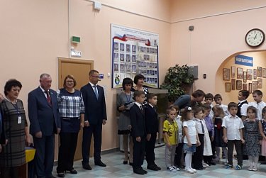 Педагоги принимают поздравления с профессиональным праздником