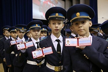 Олег Димов вручил удостоверения юным кадетам