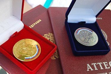 Депутат в гостях у медалистов