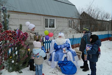 Маленькие оренбуржцы принимают поздравления от депутатов Законодательного Собрания