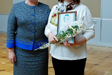 Награды победительницам конкурса «Женщина – героиня и созидательница»