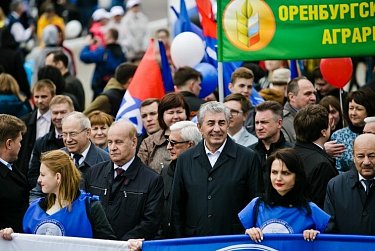 Праздник Весны и Труда Оренбург встретил шествием