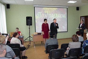 Александр Трубников вручил награды педагогам