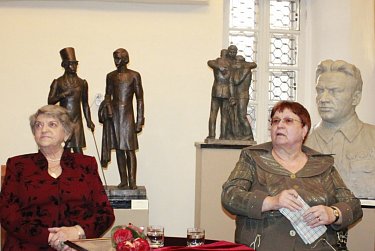 Депутаты поздравили скульптора Надежду Петину с юбилеем