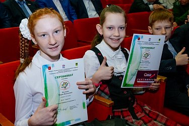 Депутаты наградили юных исследователей – участников конкурса «Дебют»