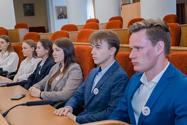 Студенты на экскурсии в областном парламенте