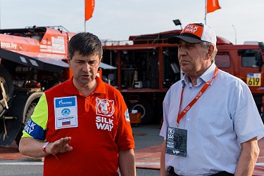 Участников ралли «Шелковый путь» встретили оренбуржцы