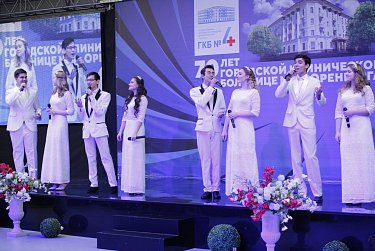 Олег Димов поздравил коллектив и ветеранов городской клинической больницы №4 